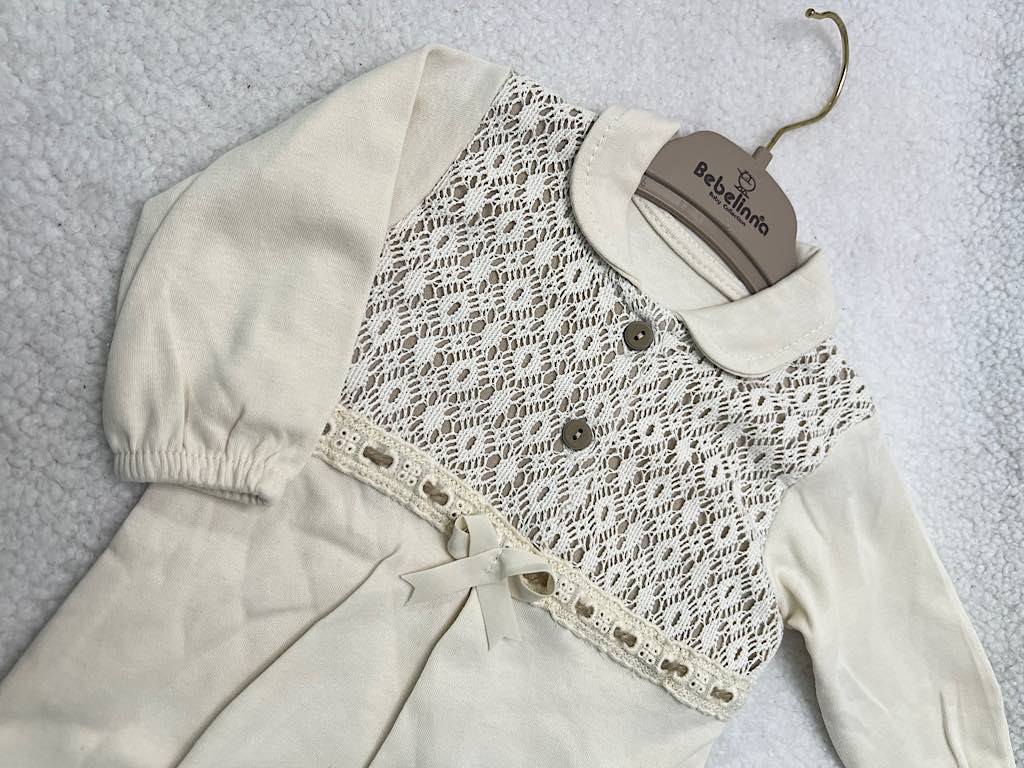 سرهمی جورابدار  جلو سینه قلاب دوزی شده  نوزادی دخترانه کرم رنگ بب لینا BEBELINNA
