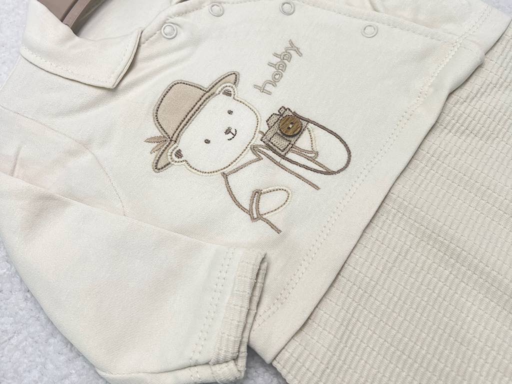 سرهمی جوراب دار نوزادی پسرانه بیسکویتی کرم طرح خرس شاد بب لینا BEBELINNA