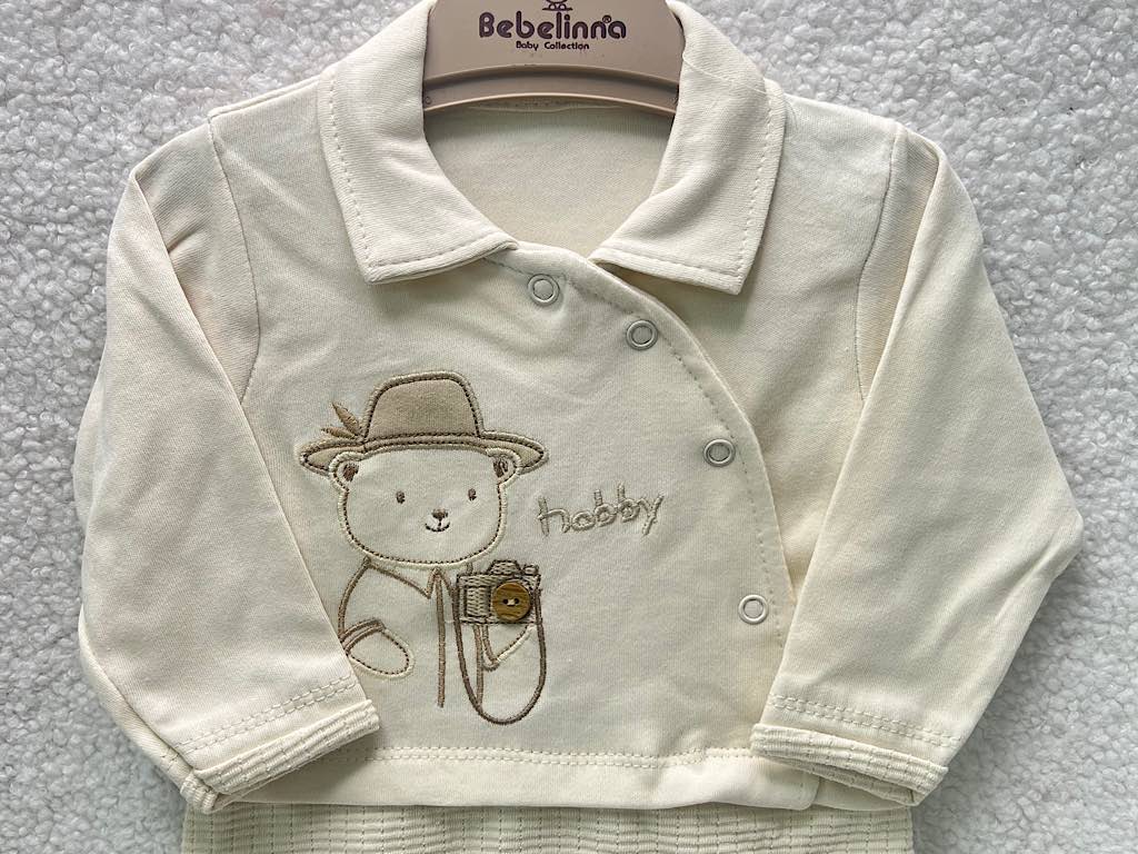 سرهمی جوراب دار نوزادی پسرانه بیسکویتی کرم طرح خرس شاد بب لینا BEBELINNA