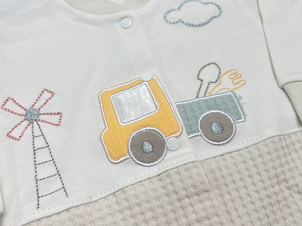 سرهمی جوراب دار نوزادی پسرانه بیسکویتی کرم طرح تراکتور گایه G.A.Y.E