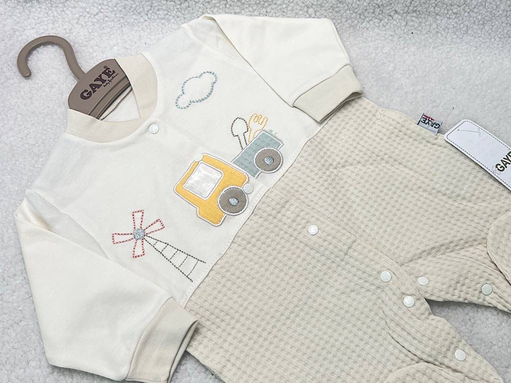 سرهمی جوراب دار نوزادی پسرانه بیسکویتی کرم طرح تراکتور گایه G.A.Y.E