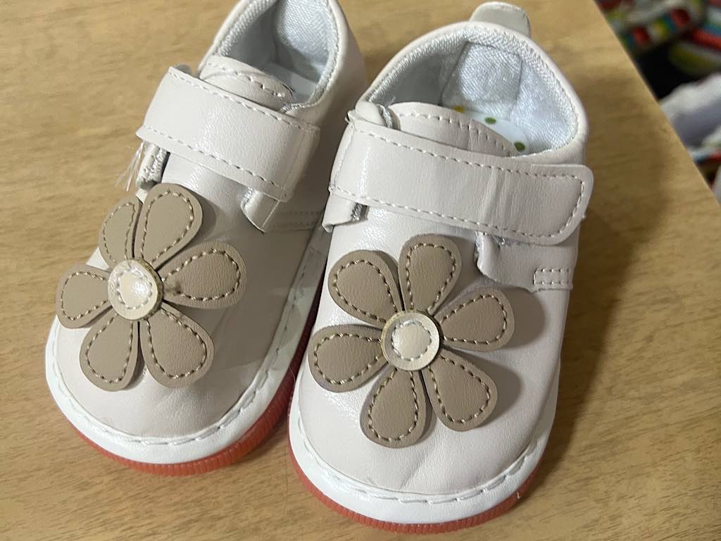 کفش سوتی دخترانه نوزادی رنگ شیری طرح گل برجسته