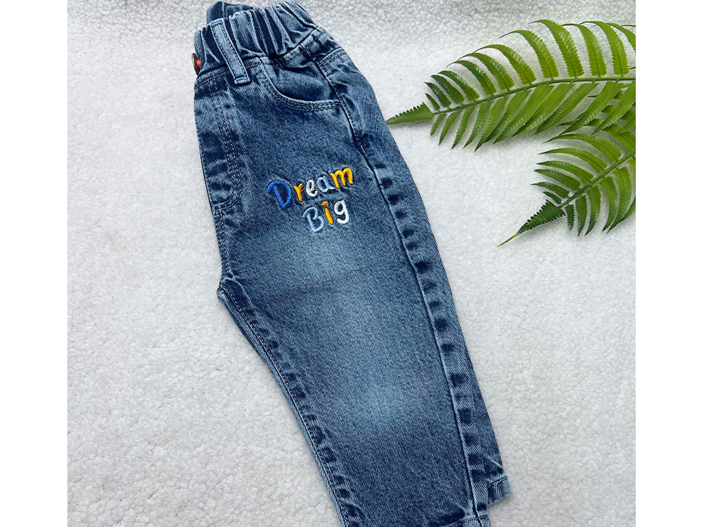 شلوار جین کمرکش مام فیت رنگ آبی طرح گلدوزی رنگی