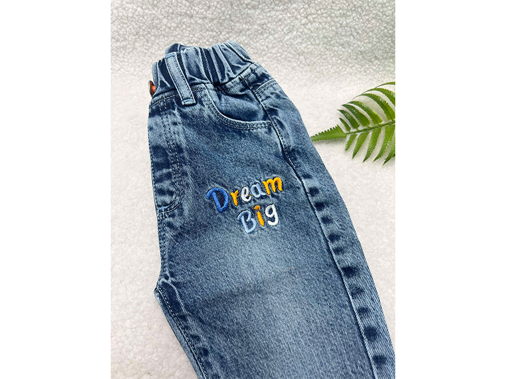 شلوار جین کمرکش مام فیت رنگ آبی طرح گلدوزی رنگی