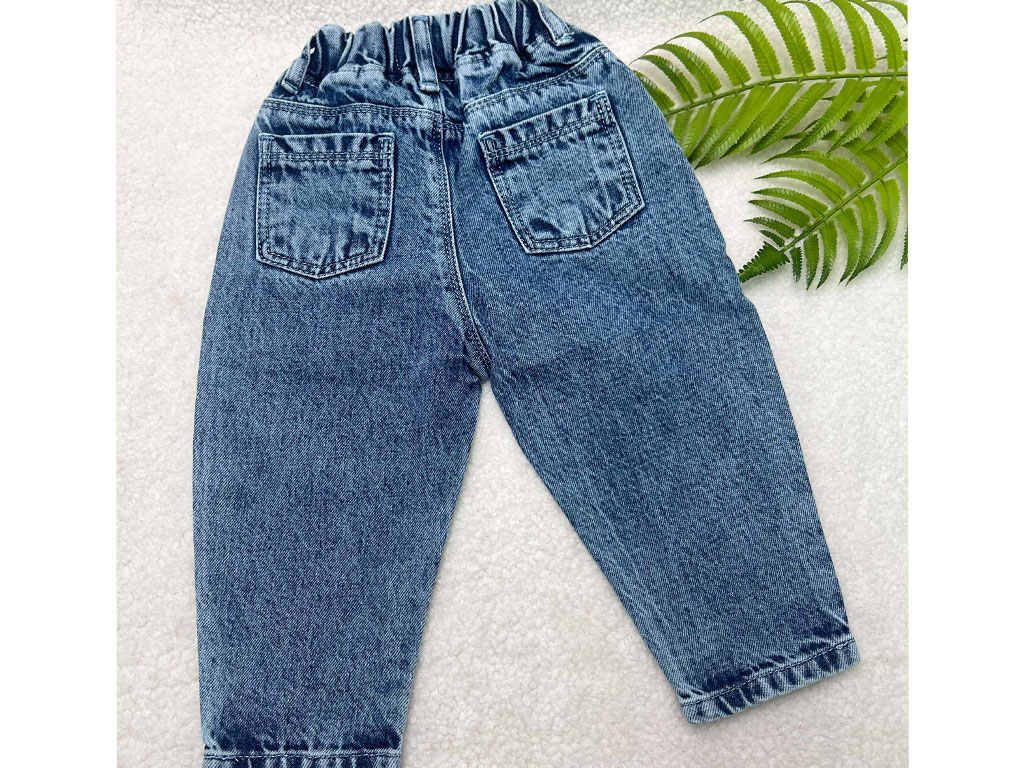 شلوار جین کمرکش مام فیت رنگ آبی طرح گلدوزی رنگی