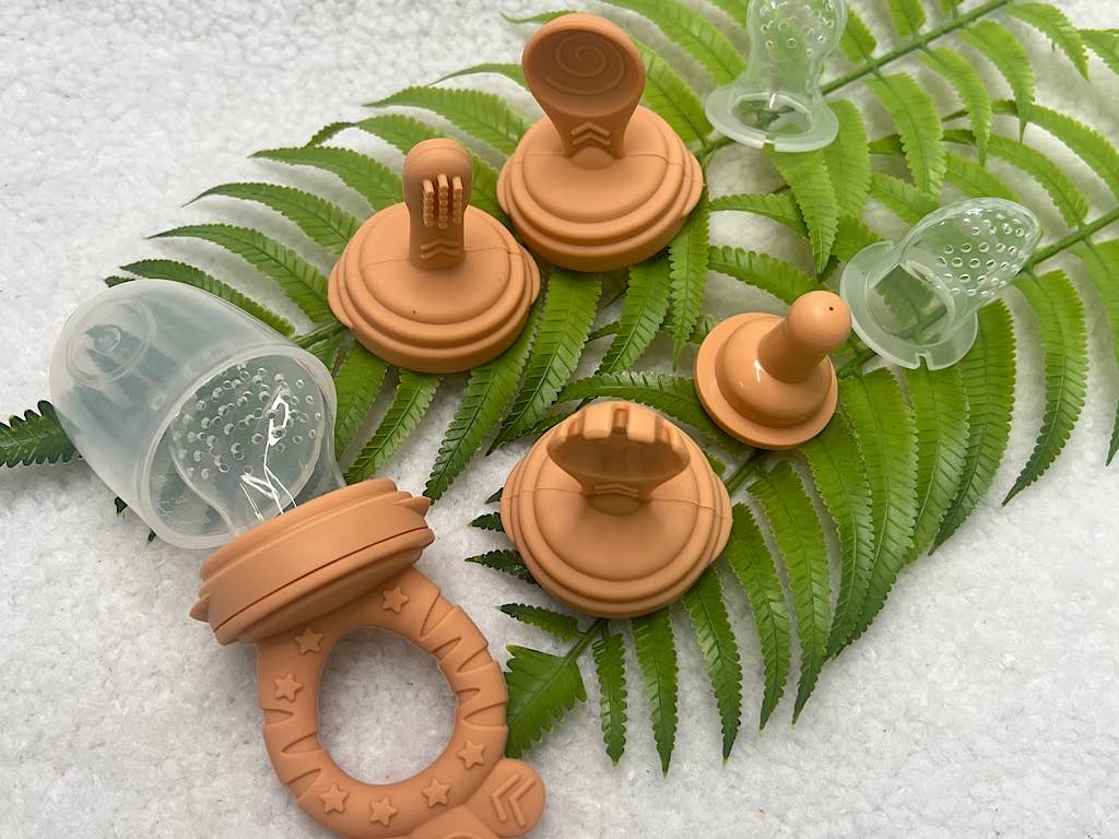 ست میوه خوری 7 تکه پستانکی سیلیکونی نوزادی درپوش دار همراه با قاشق و مسواک