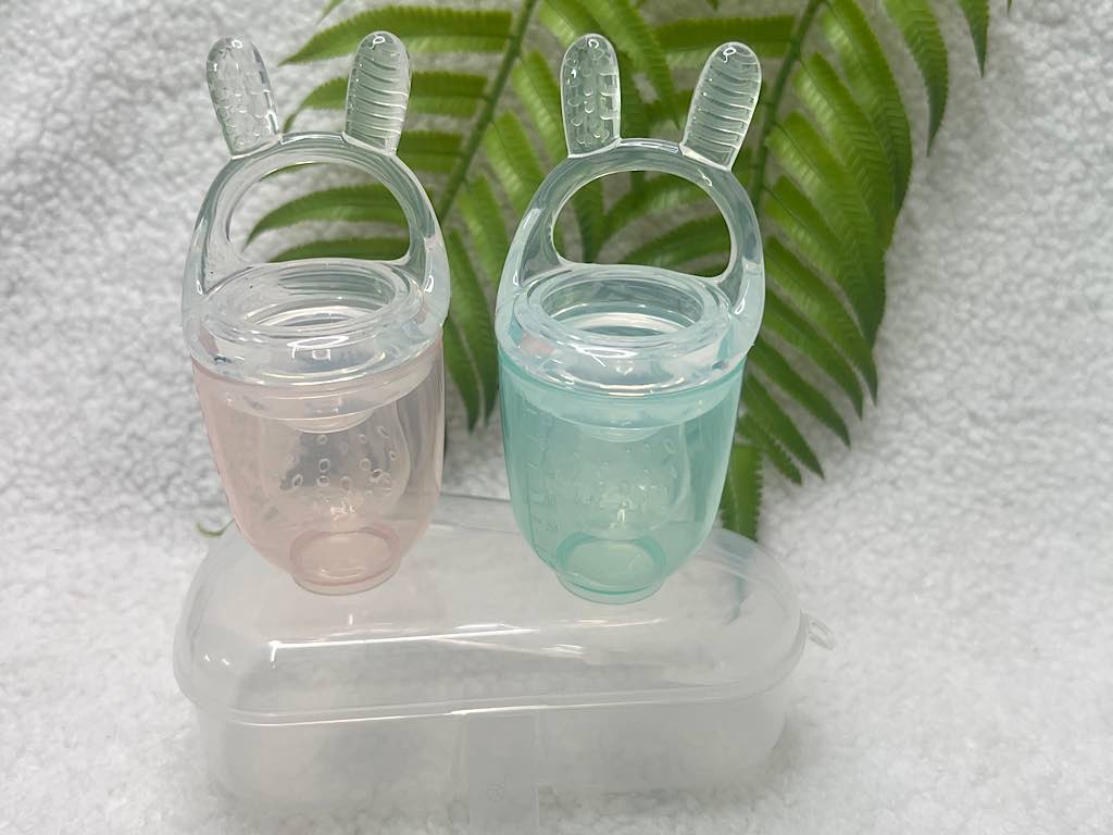 میوه خوری پستانکی و دندانگیر نوزادی درپوش دار 60 میلی لیتر طرح هی اور شی he or she