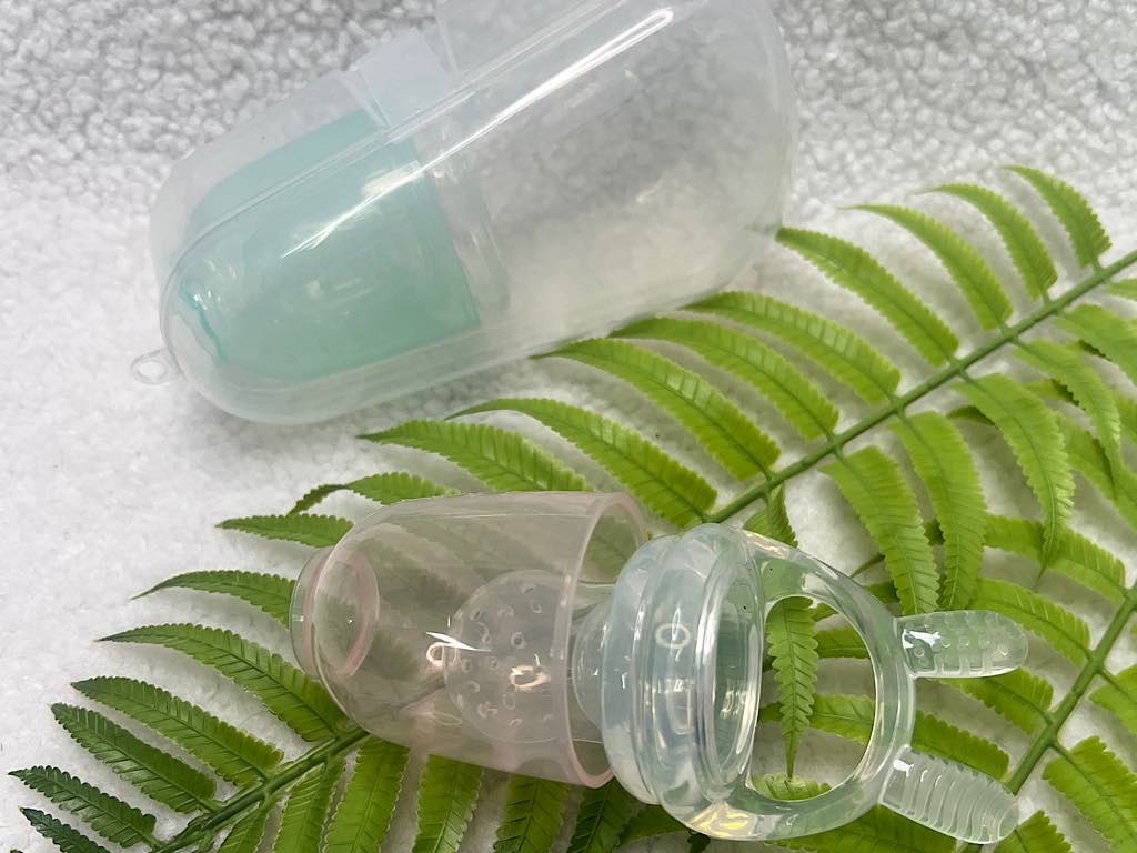 میوه خوری پستانکی و دندانگیر نوزادی درپوش دار 60 میلی لیتر طرح هی اور شی he or she
