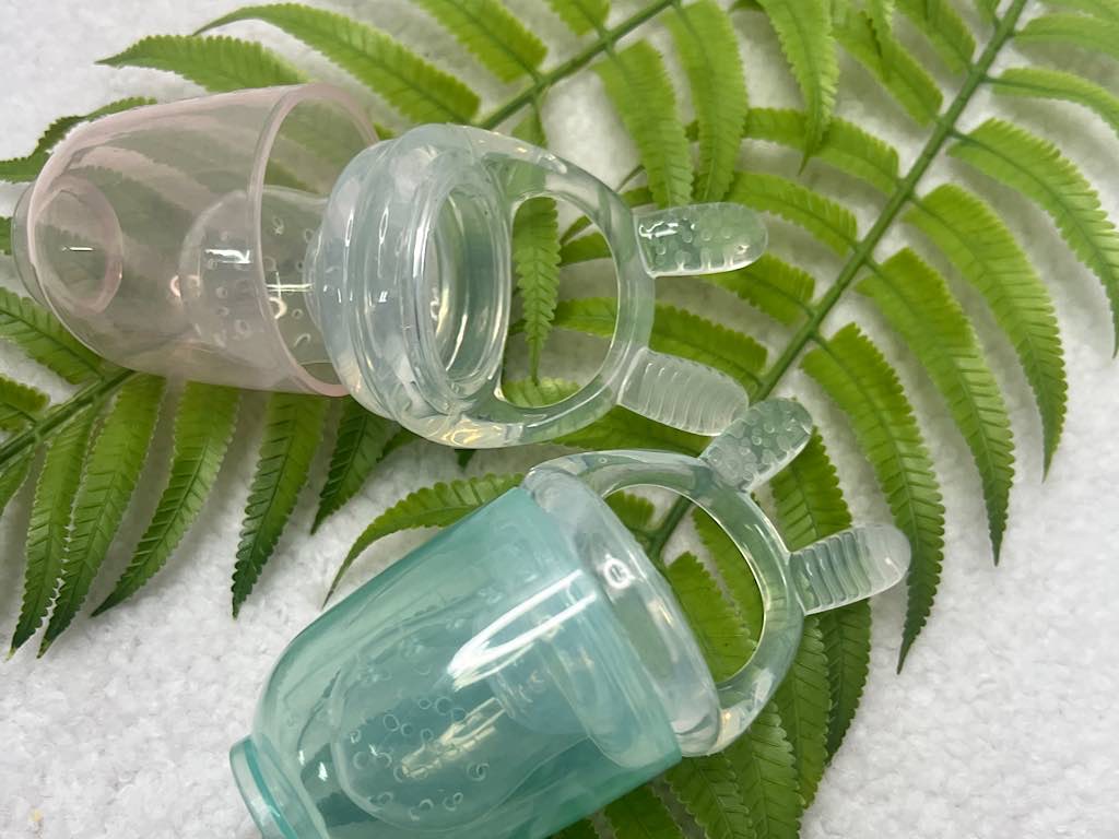 میوه خوری پستانکی و دندانگیر نوزادی درپوش دار 60 میلی لیتر طرح هی اور شی he or she
