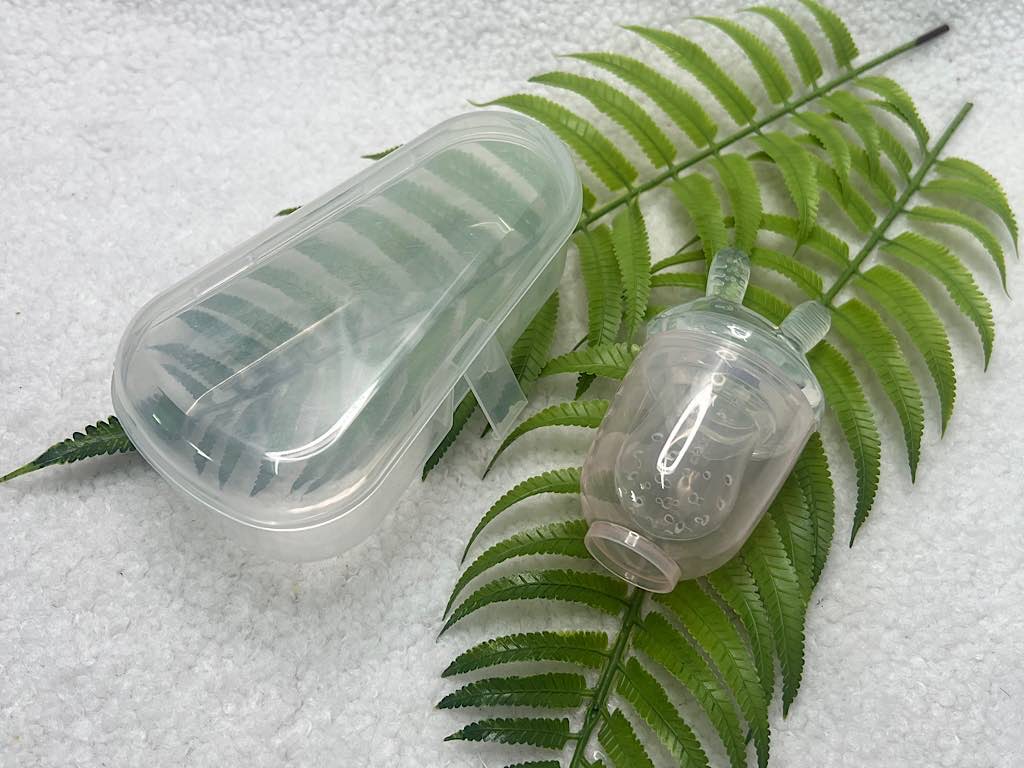 میوه خوری پستانکی و دندانگیر نوزادی درپوش دار 60 میلی لیتر طرح هی اور شی he or she
