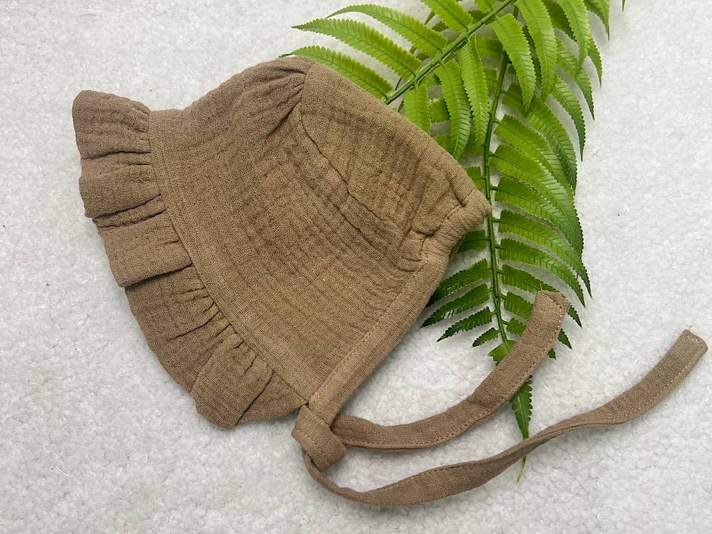 کلاه پرنسسی موسلین بنددار نوزادی رنگ نسکافه ای تیره