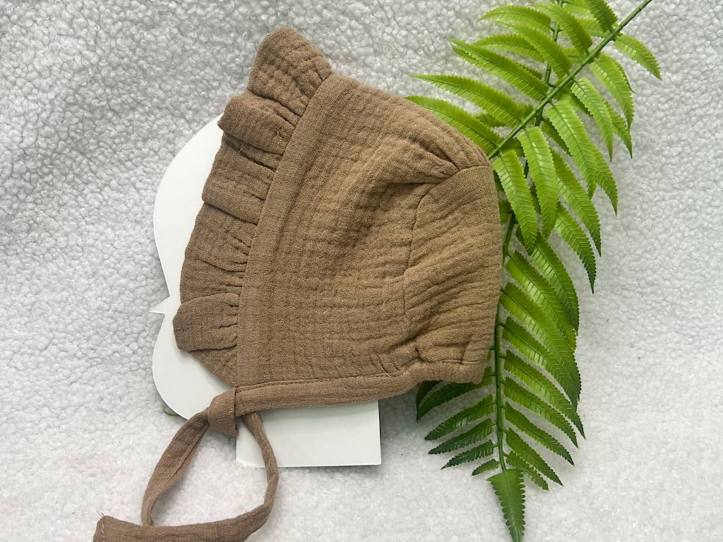کلاه پرنسسی موسلین بنددار نوزادی رنگ نسکافه ای تیره