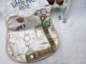 پیشبند نوزادی با بند پستانک دکمه ای لیتل می little me