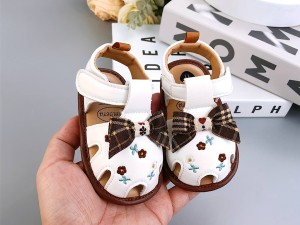 پاپوش استپ دار نوزادی مدل صندل طرح گلدوزی با پاپیون پارچه ای 