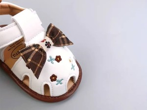 پاپوش استپ دار نوزادی مدل صندل طرح گلدوزی با پاپیون پارچه ای 