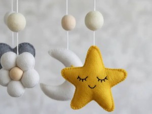 آویز موزیکال و چرخشی بالای تخت نوزاد باطری خور  QICHUNYING TOYS