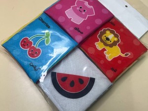 کتاب پارچه ای چهار عددی نوزادی با موضوع سیاه و سفید و حیوانات و رنگها و میوه ها از برند باوان
