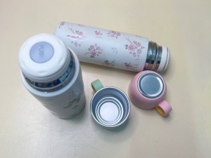 فلاسک استیل گلدار 420 میلی لیتر دکمه ای لیوان دار  AMSZA