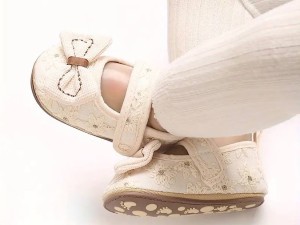 پاپوش استپ دار نوزادی رنگ کرم شیری طرح پاپیون برجسته