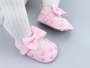 پاپوش نوزادی دخترانه صورتی رنگ طرح قلب و پاپیون با پارچه کبریتی valen sina