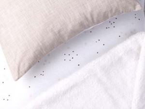 سرویس خواب دم دستی مسافرتی نوزادی مجموعه 3 عددی تشک، لحاف و بالشت با بسته بندی کیفی طرح مروارید نسکافه ای الا ELA