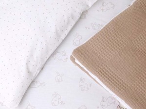 سرویس خواب دم دستی مسافرتی نوزادی(سایز 2)مجموعه 3 عددی تشک، لحاف و بالشت طرح خرگوش خطی نسکافه ای الا ELA