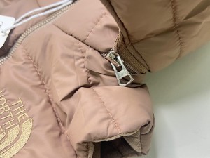پافر کلاهدار و جیب دار قهوه ای روشن رنگ zr