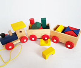 قطار بلوک های چوبی