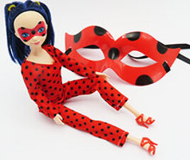 عروسک دختر کفشدوزکی با نقاب