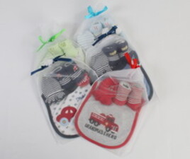 ست پیشبند و پاپوش و دستکش carter's