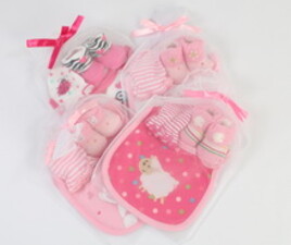 ست پیشبند و پاپوش و دستکش carter's