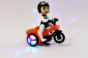 موتور سوار تک چرخ زن با رقص نور