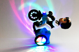موتور سوار تک چرخ زن با رقص نور
