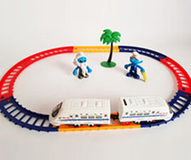 قطار متحرک با فیگور اسمارفها