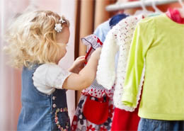 جمع و جور کردن لباس ها توسط کودک