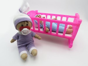 عروسک با گهواره