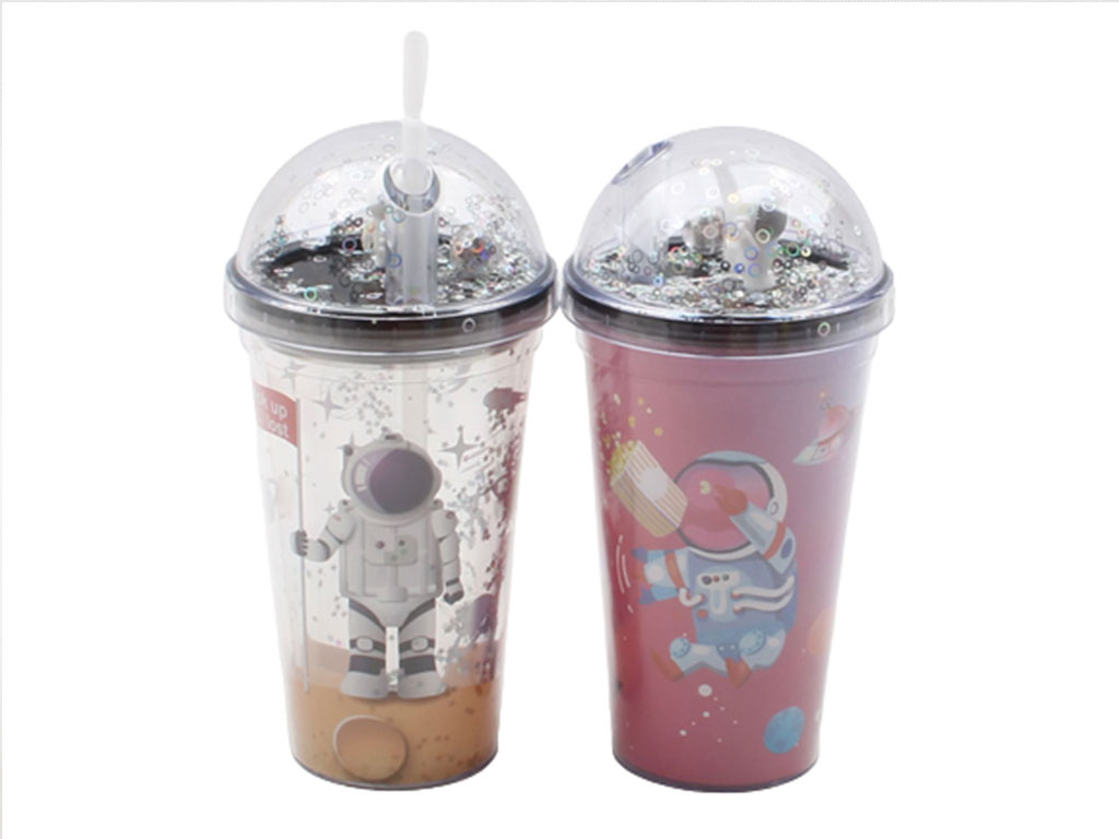 لیوان اسموتی نی دار و چراغ دار آدم فضایی