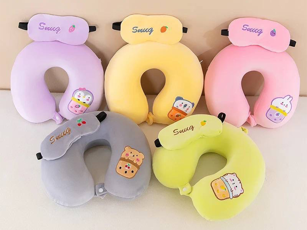 بالشت پشت گردنی عروسکی گلدوزی شده کودک به همراه چشم بند