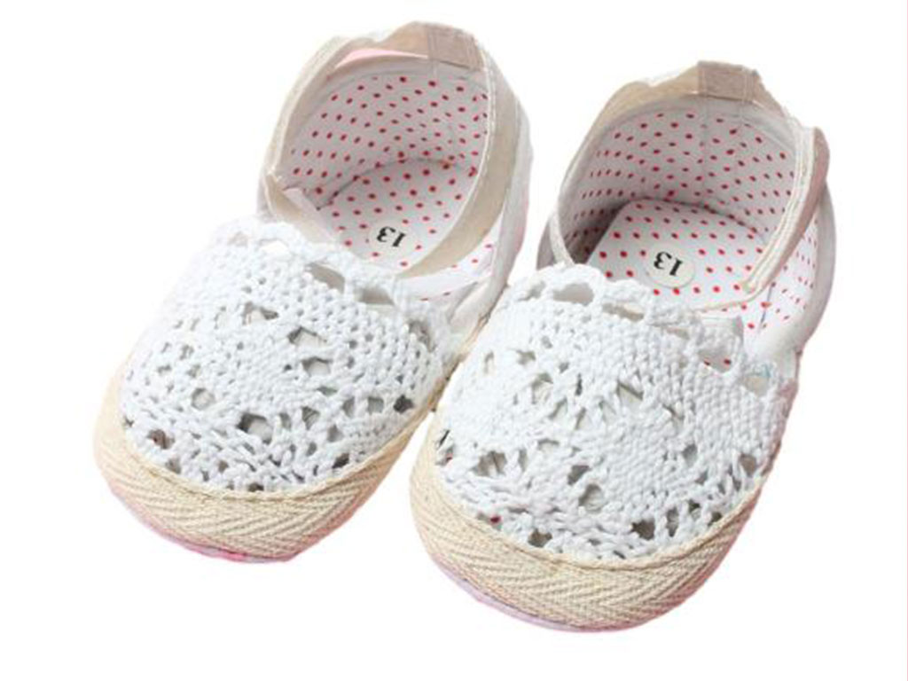 پاپوش  نوزادی دخترانه طرح گیپور سفید رنگ