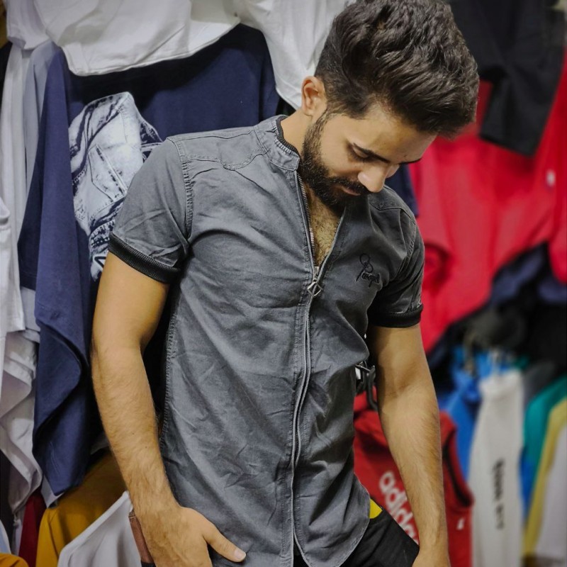 آفر ویژه پیراهن دکمه ای آستین کوتاه مردانه خاص و جذاب  بدون جیب رنگ ذغالی با ارسال رایگان