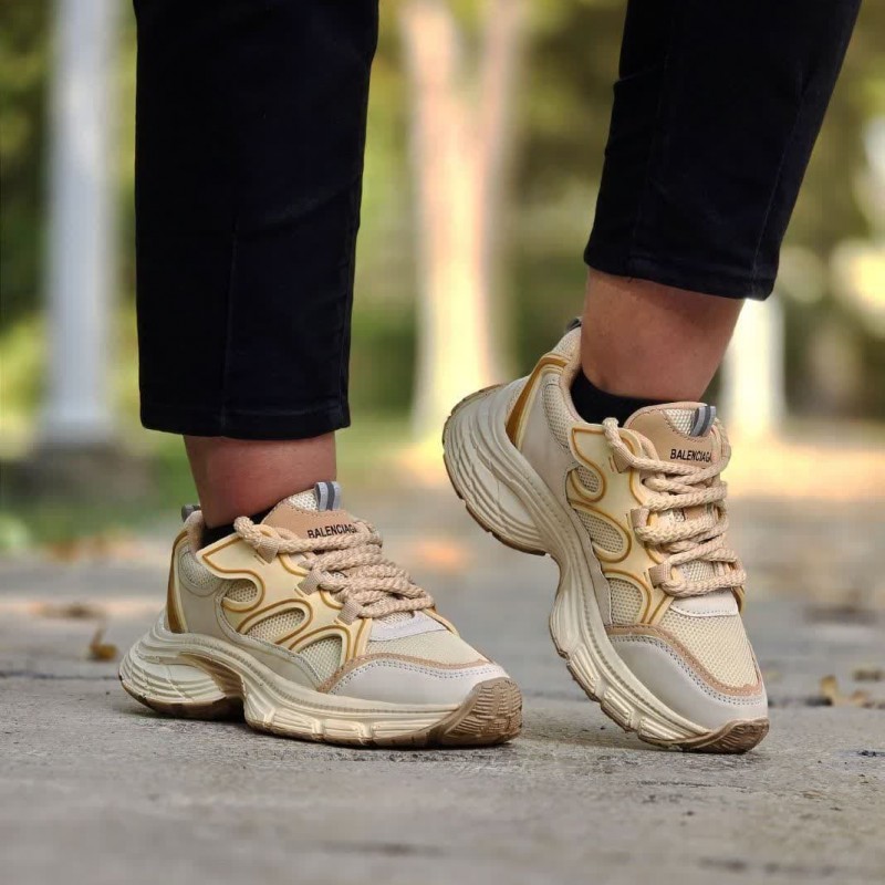تخفیف ویژه کفش اسپرت زنانه دخترانه مدل بالنسیاگا بسیار شیک و باکیفیت رنگ کرم قهوه ای  باارسال رایگان