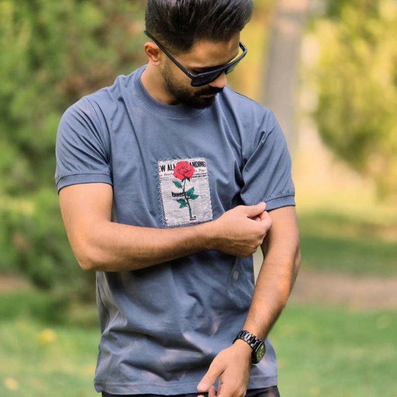 تخفیف هیجان انگیز تیشرت لانگ مردانه پشت چاپ طرح گل رز نرم و جذاب رنگ طوسی باارسال رایگان