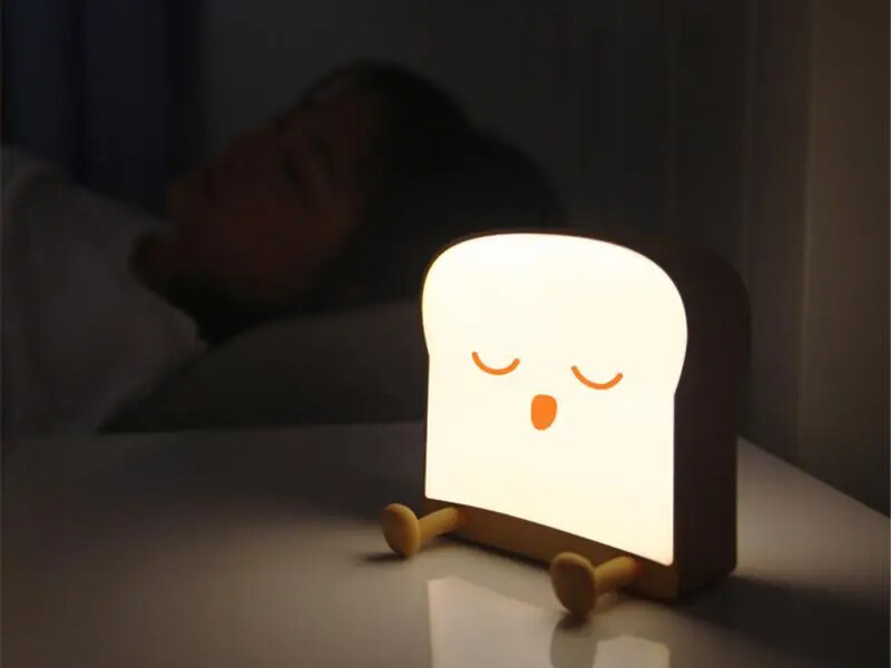 چراغ خواب فانتزی اتاق کودک شارژی طرح نان تست و نگهدارنده موبایل LKJYBG FL-01 Lamp Toast BreadMobile Phone Holder Silicone