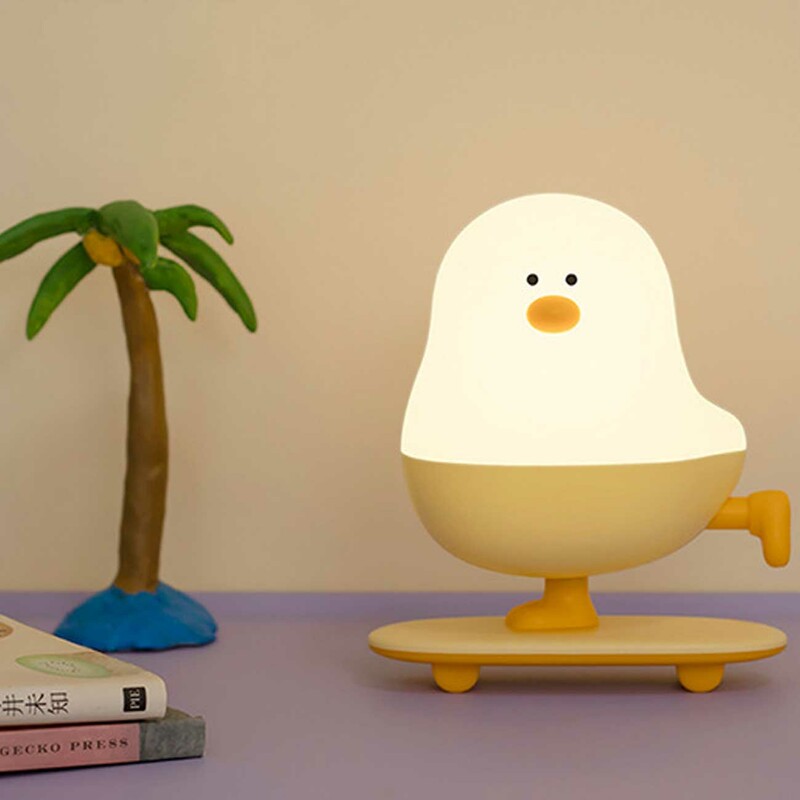 چراغ خواب فانتزی رومیزی شارژی طرح جوجه اسکیت‌سوار L63