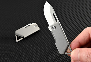 قیمت چاقو آنباکسینگ تیتانیومی تاشوی قابل آویز از دسته کلید D2 steel small steel cannon mini folding knife