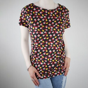 تیشرت یقه گرد زنانه با طرح گل دار