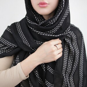 شال زنانه نخی خط چین