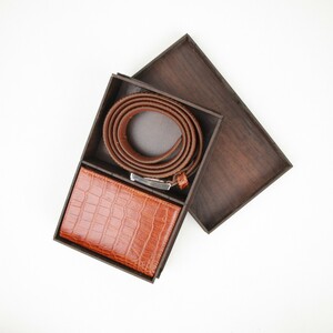 ست دو تیکه مردانه کمربند و کیف طرح پوست مار عسلی