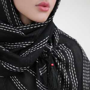 شال زنانه خط چین نخی