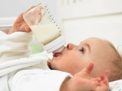 ترفندهای عادت دادن کودک به شیشه شیر